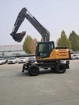 Excavadora de 92 KW con motor y ruedas.