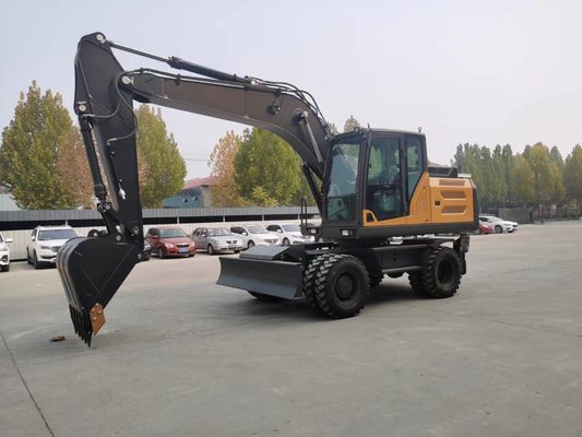 Excavadora de 92 KW con motor y ruedas.