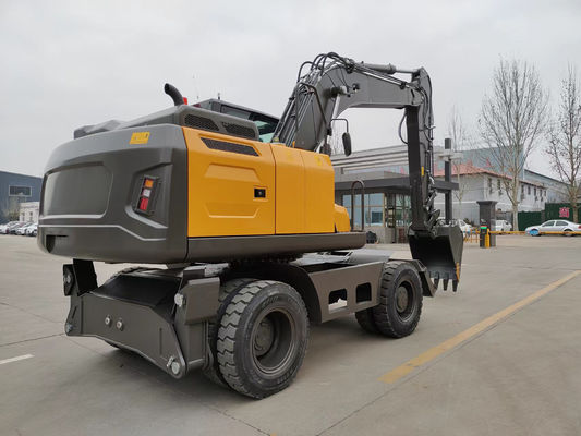 Excavadora de 92 KW con motor y ruedas.